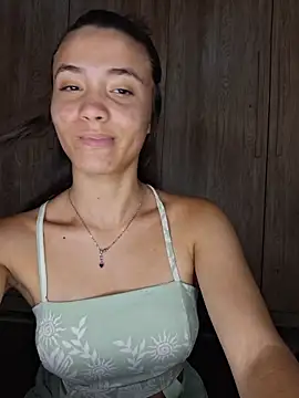 HelenHoltz online show from December 17, 2025, 2:22 pm