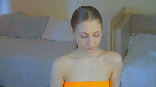 BritneyCruze online show from April 15, 2026, 9:37 am