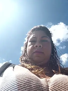 Snapshot of Laura-Hernandez chatting on January 7, 2026, 3:28 pm Laura-Hernandez online show from January 7, 2026, 3:28 pm