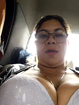 Snapshot of Laura-Hernandez chatting on January 5, 2026, 5:27 pm Laura-Hernandez online show from January 5, 2026, 5:27 pm