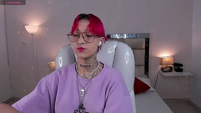 ravengreen  online show from February 4, 2025, 8:17 pm