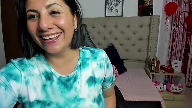 Snapshot of AngeleRoux chatting on March 10, 2025, 12:07 am AngeleRoux online show from March 10, 2025, 12:07 am