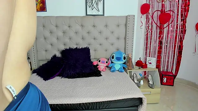 Snapshot of AngeleRoux chatting on March 13, 2025, 9:48 pm AngeleRoux online show from March 13, 2025, 9:48 pm