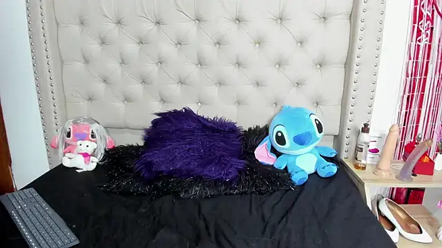 Snapshot of AngeleRoux chatting on February 20, 2025, 5:01 am AngeleRoux online show from February 20, 2025, 5:01 am