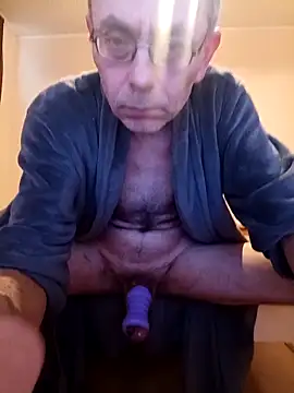 Snapshot of BesterJunge45 chatting on April 19, 2026, 11:44 am BesterJunge45 online show from April 19, 2026, 11:44 am