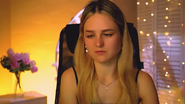 Snapshot of DeboraLarson chatting on October 13, 2025, 3:30 am DeboraLarson online show from October 13, 2025, 3:30 am