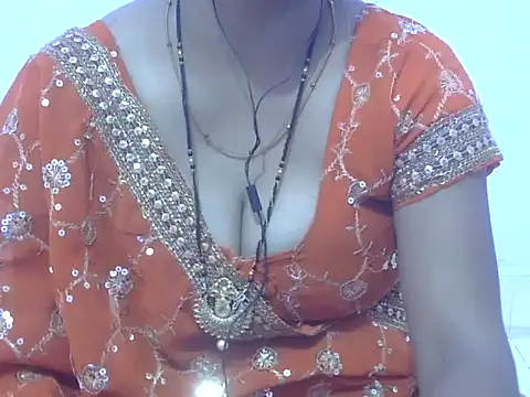 HOT-SEEMAA online show from May 3, 2026, 11:26 am