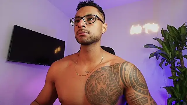 LiamGarcia1 online show from December 18, 2025, 3:16 pm