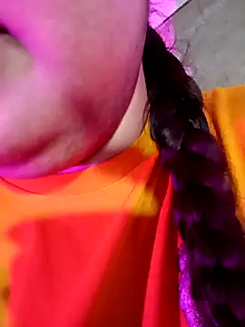 Suhanakhan00 online show from May 17, 2026, 8:03 am