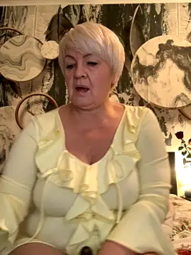 Laura Millf online show from November 8, 2025, 3:26 pm