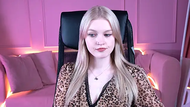 Snapshot of GraceGlamour chatting on December 15, 2025, 1:17 pm GraceGlamour online show from December 15, 2025, 1:17 pm