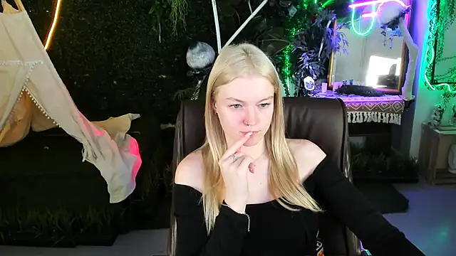 Snapshot of GraceGlamour chatting on November 18, 2025, 5:11 am GraceGlamour online show from November 18, 2025, 5:11 am