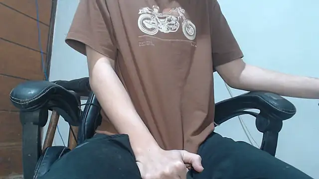 Snapshot of julien_xv chatting on October 19, 2025, 6:05 am julien xv online show from October 19, 2025, 6:05 am