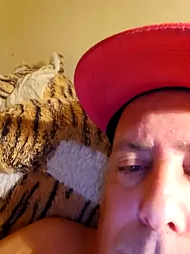 HeteroHotGuy1 online show from October 19, 2025, 9:39 pm