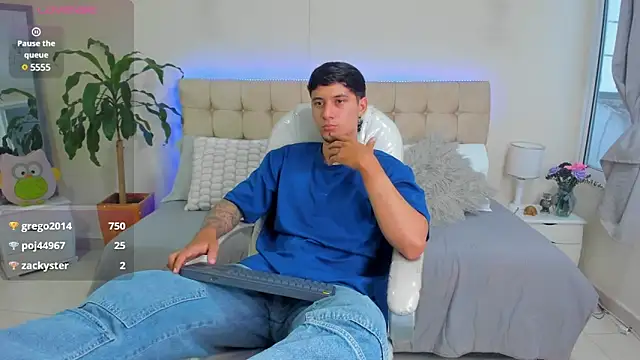 Snapshot of Damian23__ chatting on February 21, 2025, 3:54 pm Damian23 online show from February 21, 2025, 3:54 pm