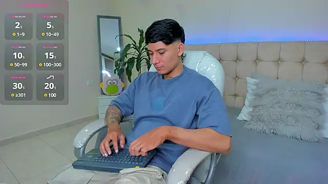 Snapshot of Damian23__ chatting on February 22, 2025, 12:18 pm Damian23 online show from February 22, 2025, 12:18 pm