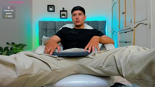 Snapshot of Damian23__ chatting on March 20, 2025, 12:32 pm Damian23 online show from March 20, 2025, 12:32 pm