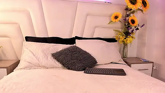 Snapshot of Nessa2905 chatting on September 24, 2025, 2:40 am Nessa2905 online show from September 24, 2025, 2:40 am