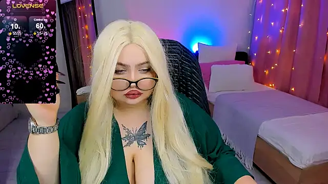 Snapshot of love_insidee chatting on February 2, 2025, 3:39 pm love insidee online show from February 2, 2025, 3:39 pm