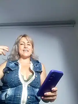 Snapshot of almaluna7 chatting on October 19, 2025, 12:13 am almaluna7 online show from October 19, 2025, 12:13 am