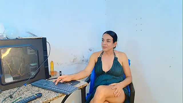 Snapshot of Oh_Tique chatting on April 13, 2026, 2:04 am Oh Tique online show from April 13, 2026, 2:04 am