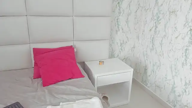 MIA  SAENZ online show from March 1, 2025, 3:38 pm