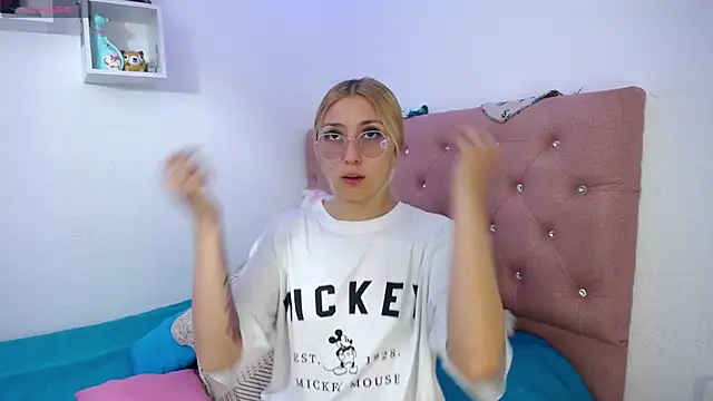 Snapshot of Soffy-brooks chatting on October 28, 2025, 5:08 am Soffy-brooks online show from October 28, 2025, 5:08 am