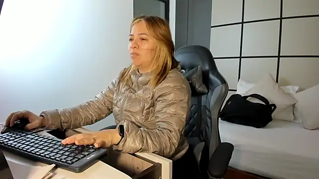 alma fenix online show from February 3, 2026, 12:21 pm