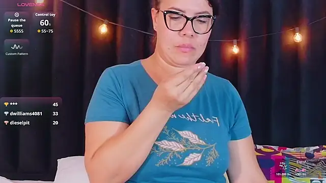 hotlatinateacher online show from October 28, 2025, 7:18 am