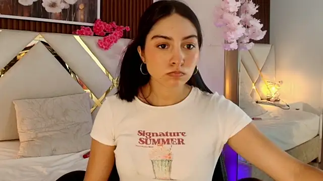 Snapshot of Emelie_Ch1 chatting on June 18, 2026, 5:50 am Emelie Ch1 online show from June 18, 2026, 5:50 am