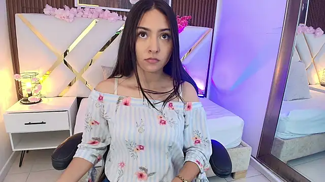 Snapshot of Emelie_Ch1 chatting on July 9, 2026, 1:28 am Emelie Ch1 online show from July 9, 2026, 1:28 am