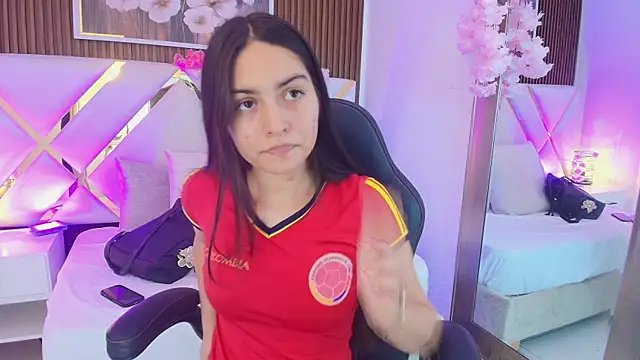 Snapshot of Emelie_Ch1 chatting on July 4, 2026, 12:06 am Emelie Ch1 online show from July 4, 2026, 12:06 am