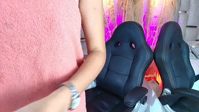 Snapshot of Emelie_Ch1 chatting on February 21, 2025, 9:45 am Emelie Ch1 online show from February 21, 2025, 9:45 am