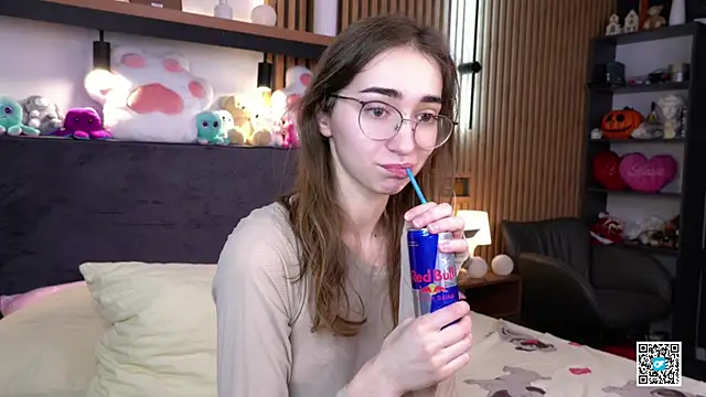 PollyBeev online show from November 18, 2025, 7:33 am