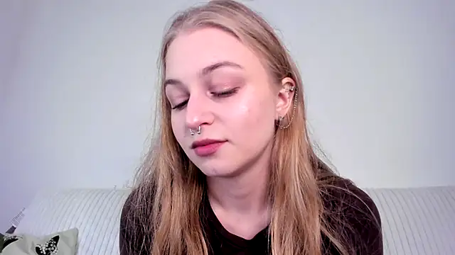 MiaMews online show from February 11, 2026, 11:37 pm