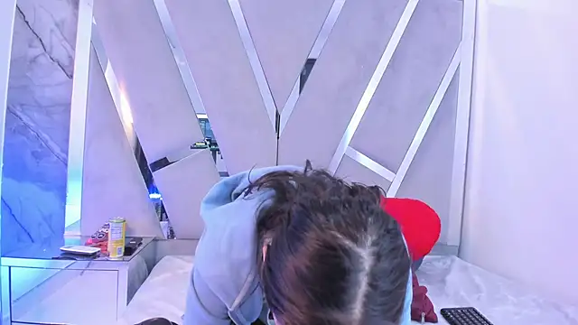 ninaht online show from November 28, 2025, 12:49 pm