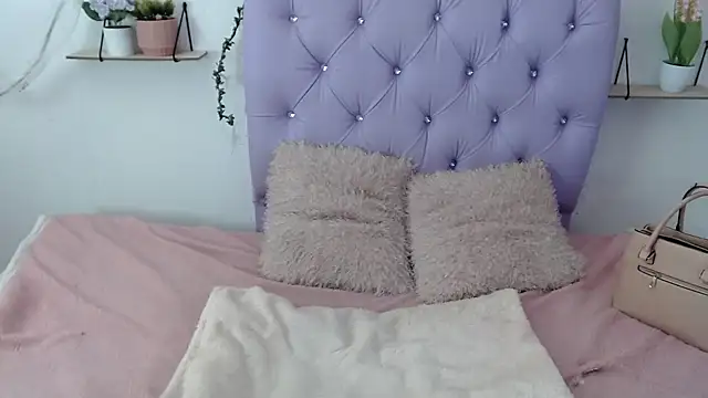 Snapshot of Freyja_01 chatting on October 8, 2025, 9:26 pm Freyja 01 online show from October 8, 2025, 9:26 pm