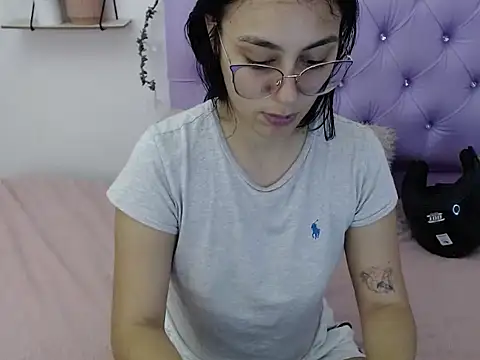 Snapshot of Freyja_01 chatting on October 16, 2025, 9:23 pm Freyja 01 online show from October 16, 2025, 9:23 pm