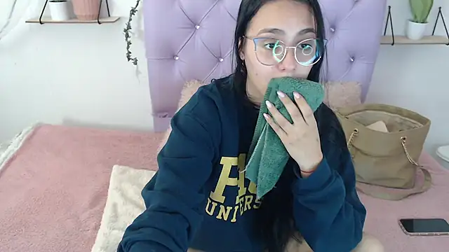 Snapshot of Freyja_01 chatting on September 18, 2025, 9:29 pm Freyja 01 online show from September 18, 2025, 9:29 pm