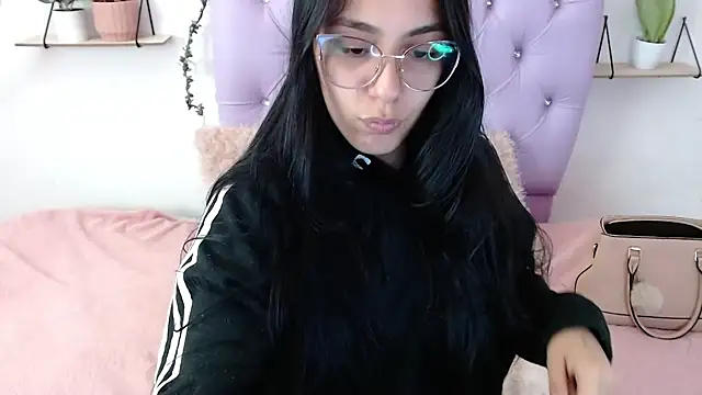 Snapshot of Freyja_01 chatting on September 24, 2025, 9:43 pm Freyja 01 online show from September 24, 2025, 9:43 pm