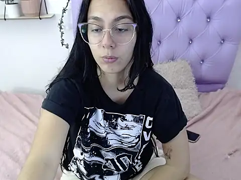 Snapshot of Freyja_01 chatting on October 7, 2025, 9:27 pm Freyja 01 online show from October 7, 2025, 9:27 pm