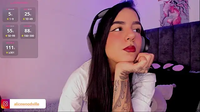 Snapshot of Alice_woodville chatting on February 18, 2025, 4:36 pm Alice woodville online show from February 18, 2025, 4:36 pm