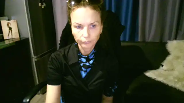 Snapshot of Elizabe_th chatting on October 15, 2025, 5:43 pm Elizabe th online show from October 15, 2025, 5:43 pm