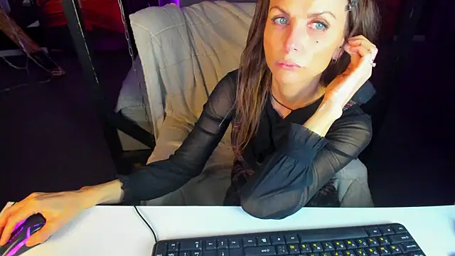 Snapshot of Elizabe_th chatting on March 9, 2025, 11:58 am Elizabe th online show from March 9, 2025, 11:58 am