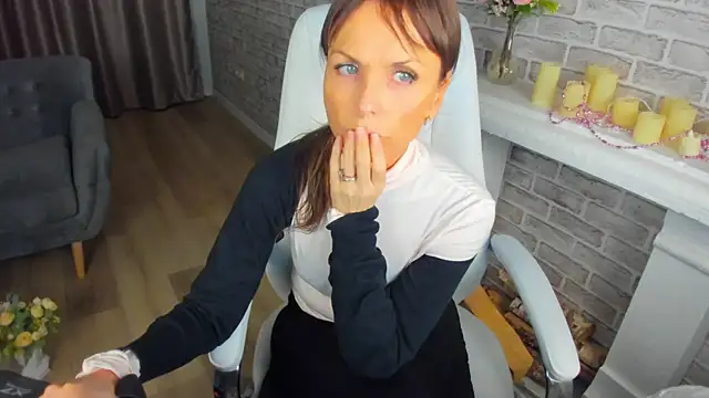 Snapshot of Elizabe_th chatting on February 14, 2025, 1:34 am Elizabe th online show from February 14, 2025, 1:34 am