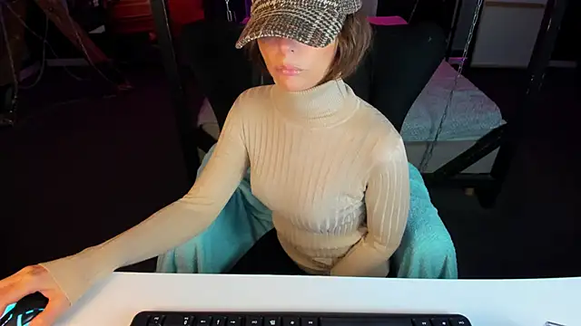 Snapshot of Elizabe_th chatting on March 6, 2025, 5:24 am Elizabe th online show from March 6, 2025, 5:24 am