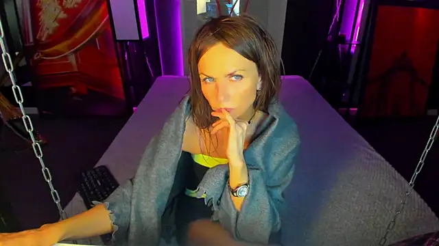 Snapshot of Elizabe_th chatting on March 10, 2025, 10:07 am Elizabe th online show from March 10, 2025, 10:07 am