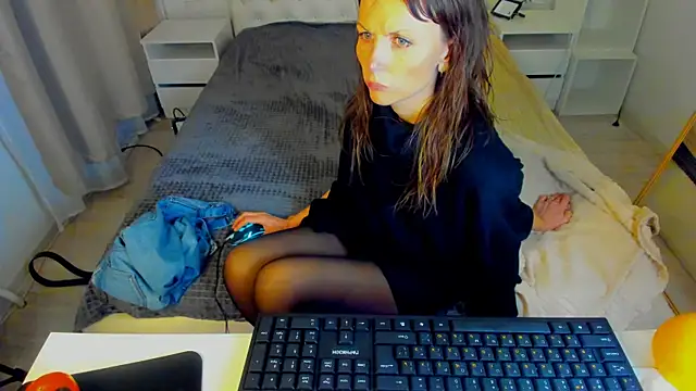 Snapshot of Elizabe_th chatting on January 22, 2025, 12:48 am Elizabe th online show from January 22, 2025, 12:48 am