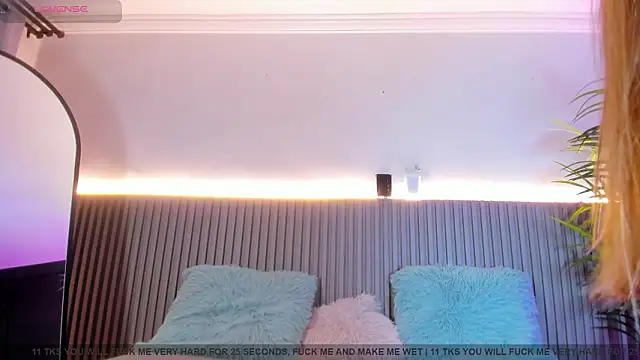 Snapshot of valentina_lux chatting on March 3, 2026, 7:10 pm valentina lux online show from March 3, 2026, 7:10 pm