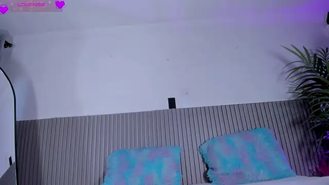 Snapshot of valentina_lux chatting on April 7, 2026, 8:10 pm valentina lux online show from April 7, 2026, 8:10 pm